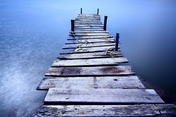 Muelle cerca del agua con un puente de madera. juego