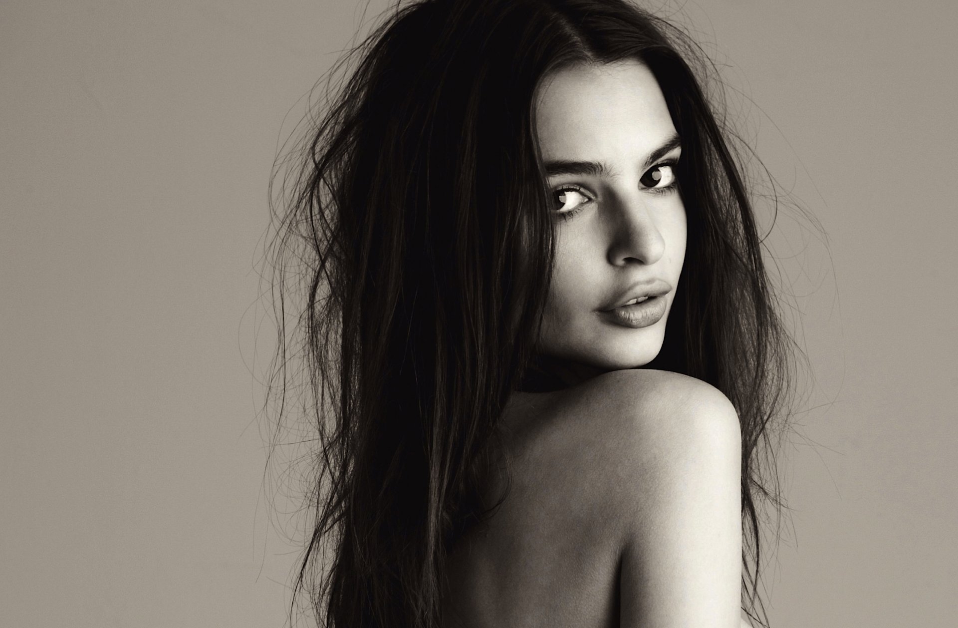 dziewczyna emily ratajkowski spojrzenie usta skóra oczy ramię długie włosy