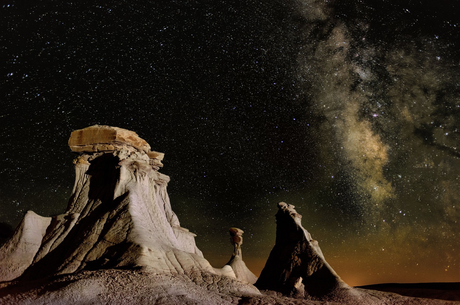 étoiles dans la vallée de la fantaisie paysage de nuit