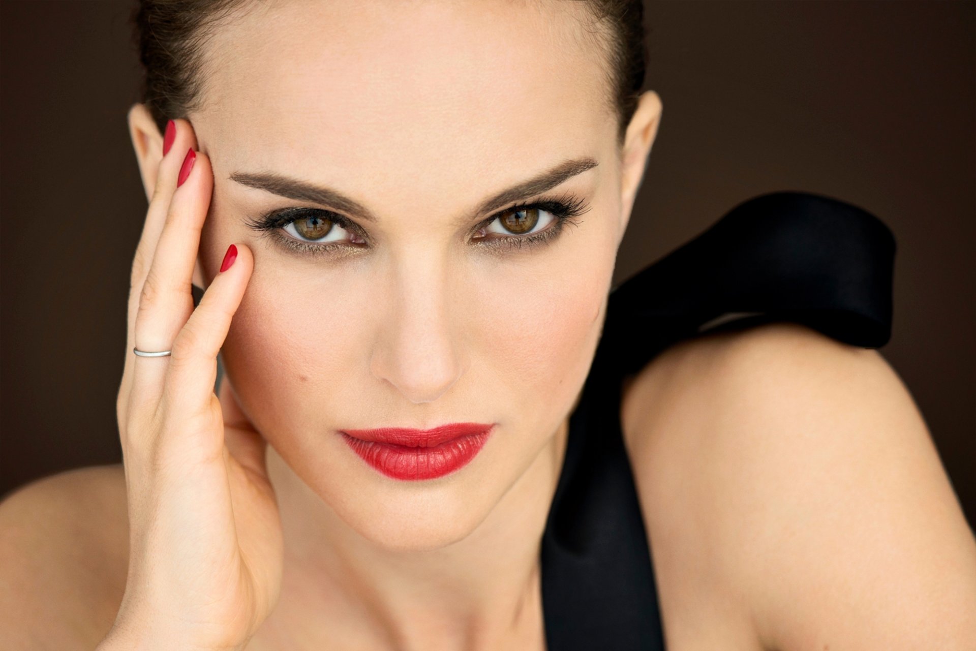 natalie portman actrice fille brune visage maquillage main manucure portrait