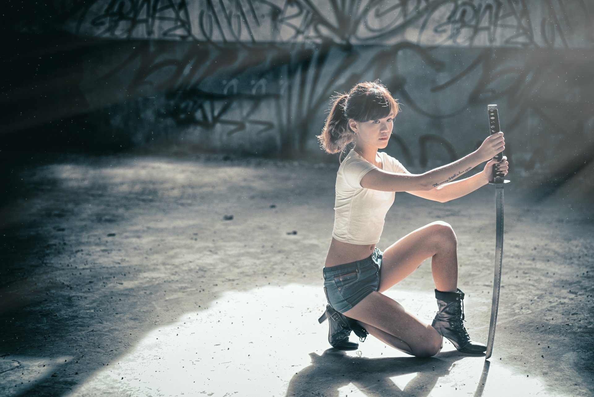 fille asiatique pose épée