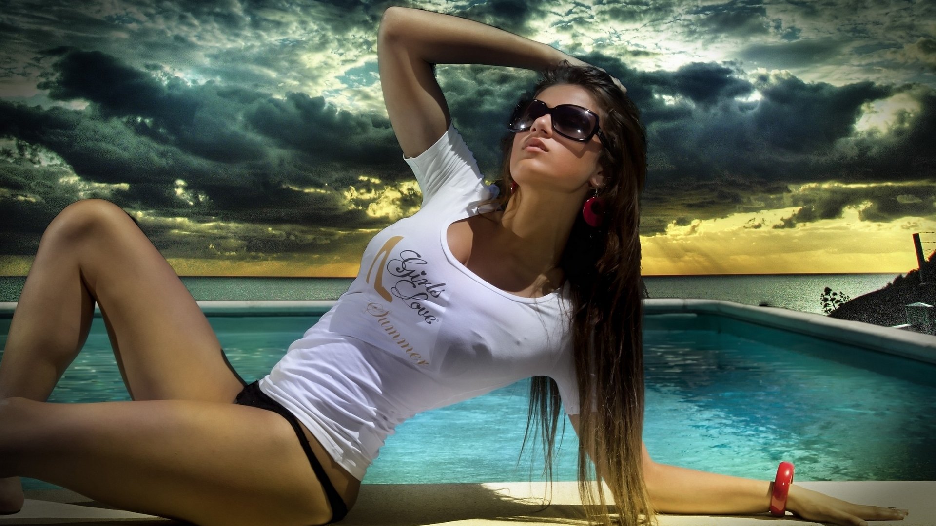 camiseta modelo agua representar tetas pechos sexy caliente gafas de sol