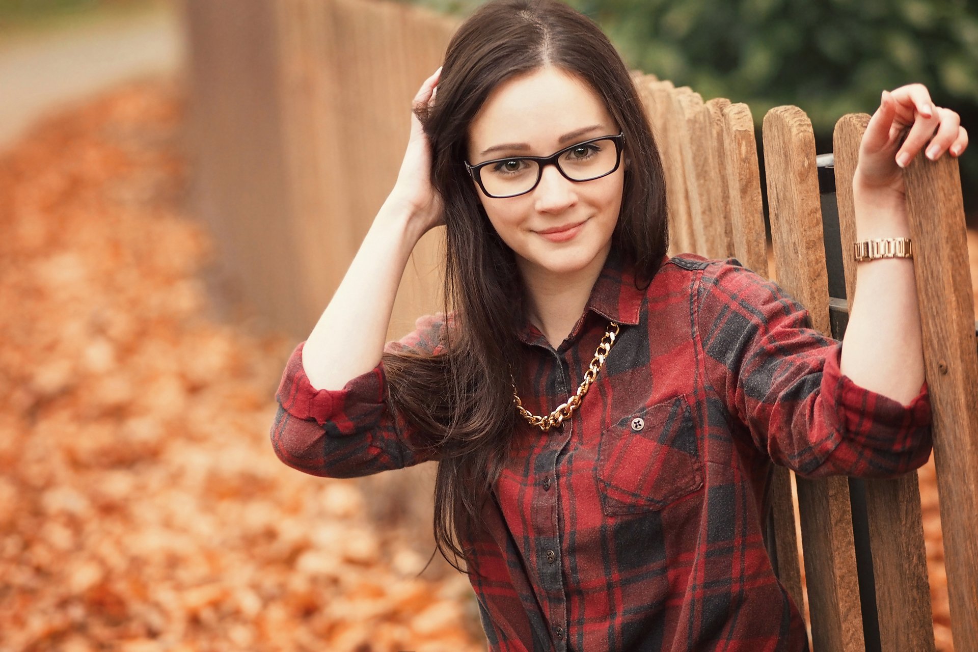 louise fille brune lunettes sourire automne feuilles