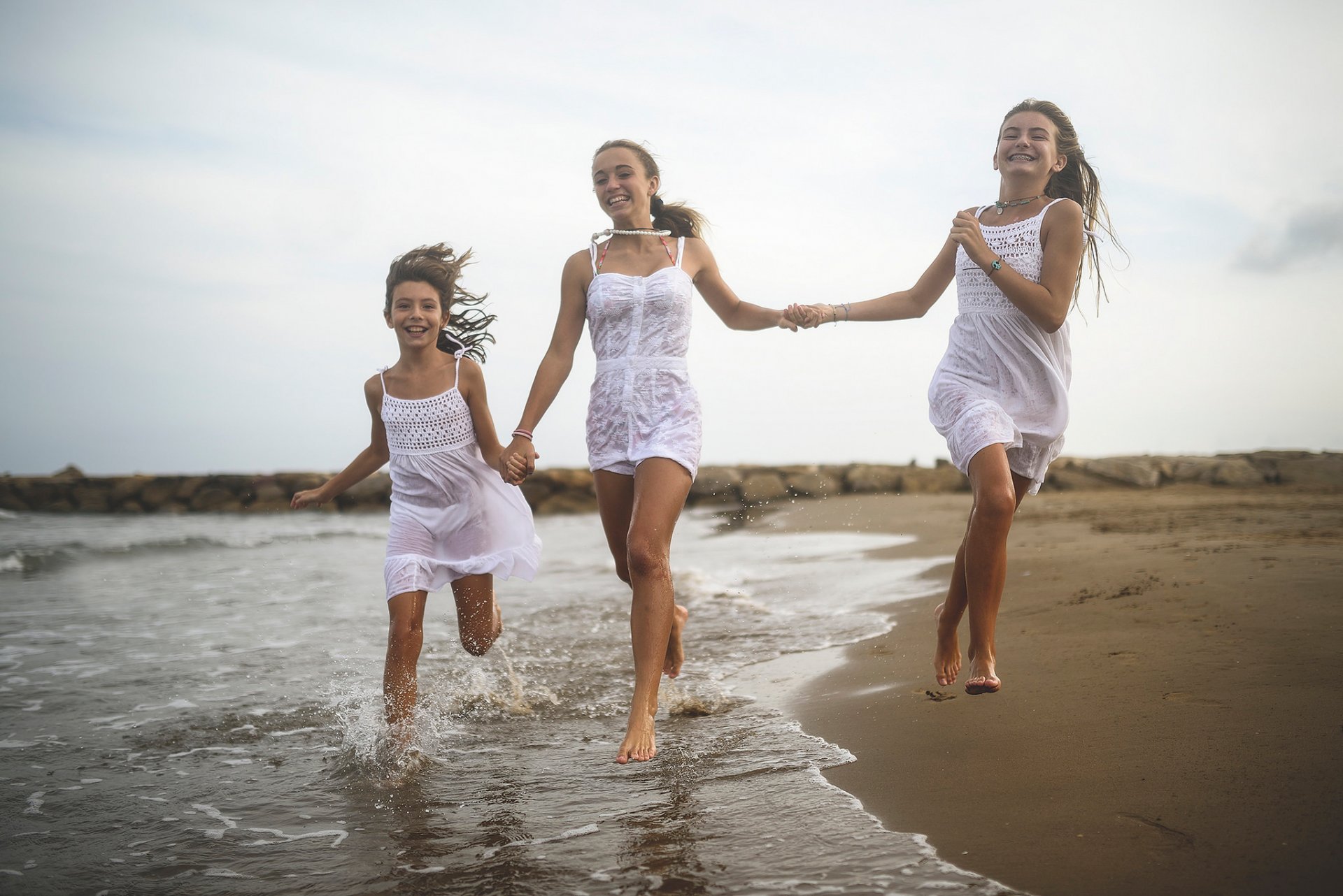 orilla banda de surf niños niñas correr risa alegría