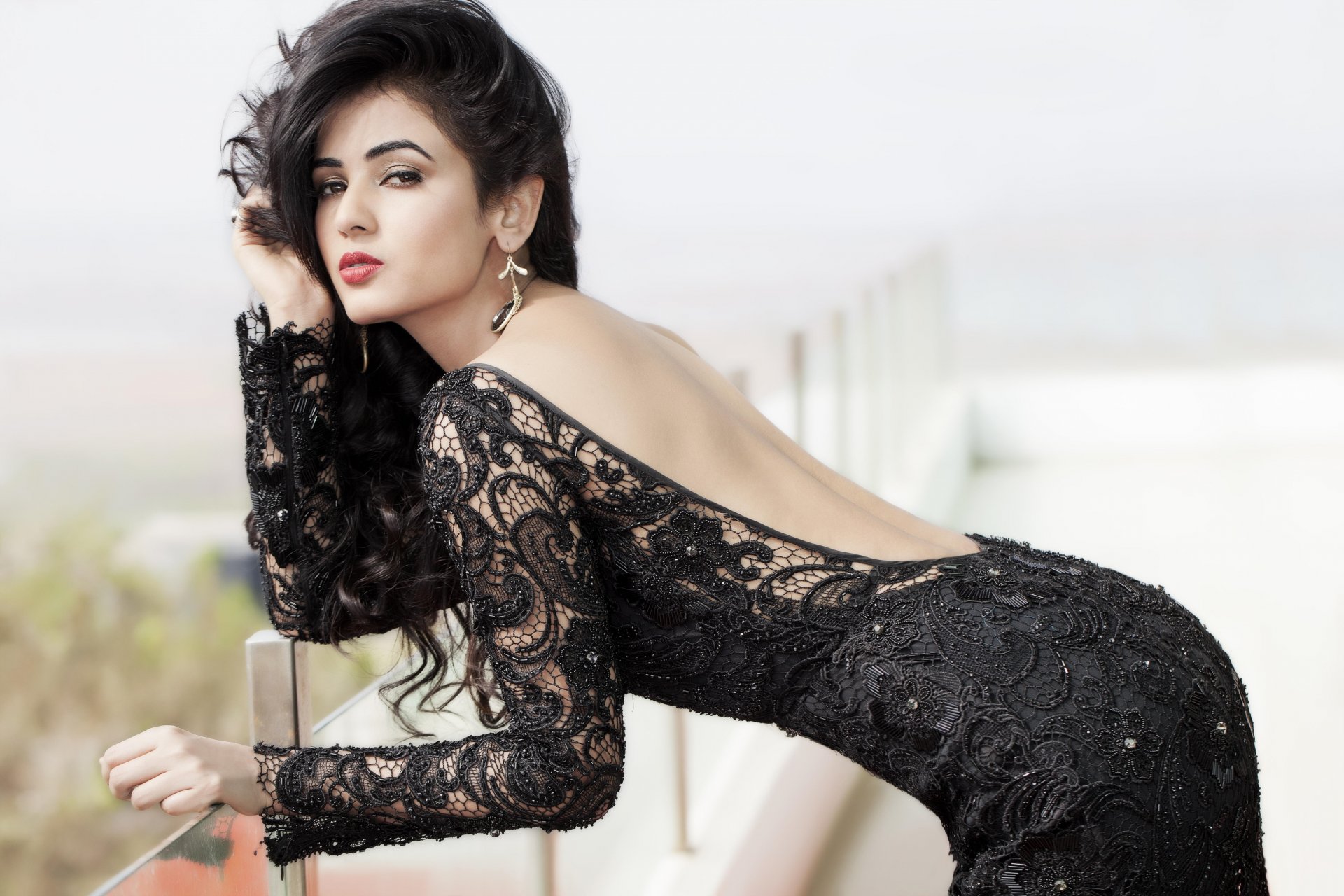 sonal chauhan bollywood célébrité actrice modèle fille brunette jolie beauté sexy présenter figure dos nu indien beauté