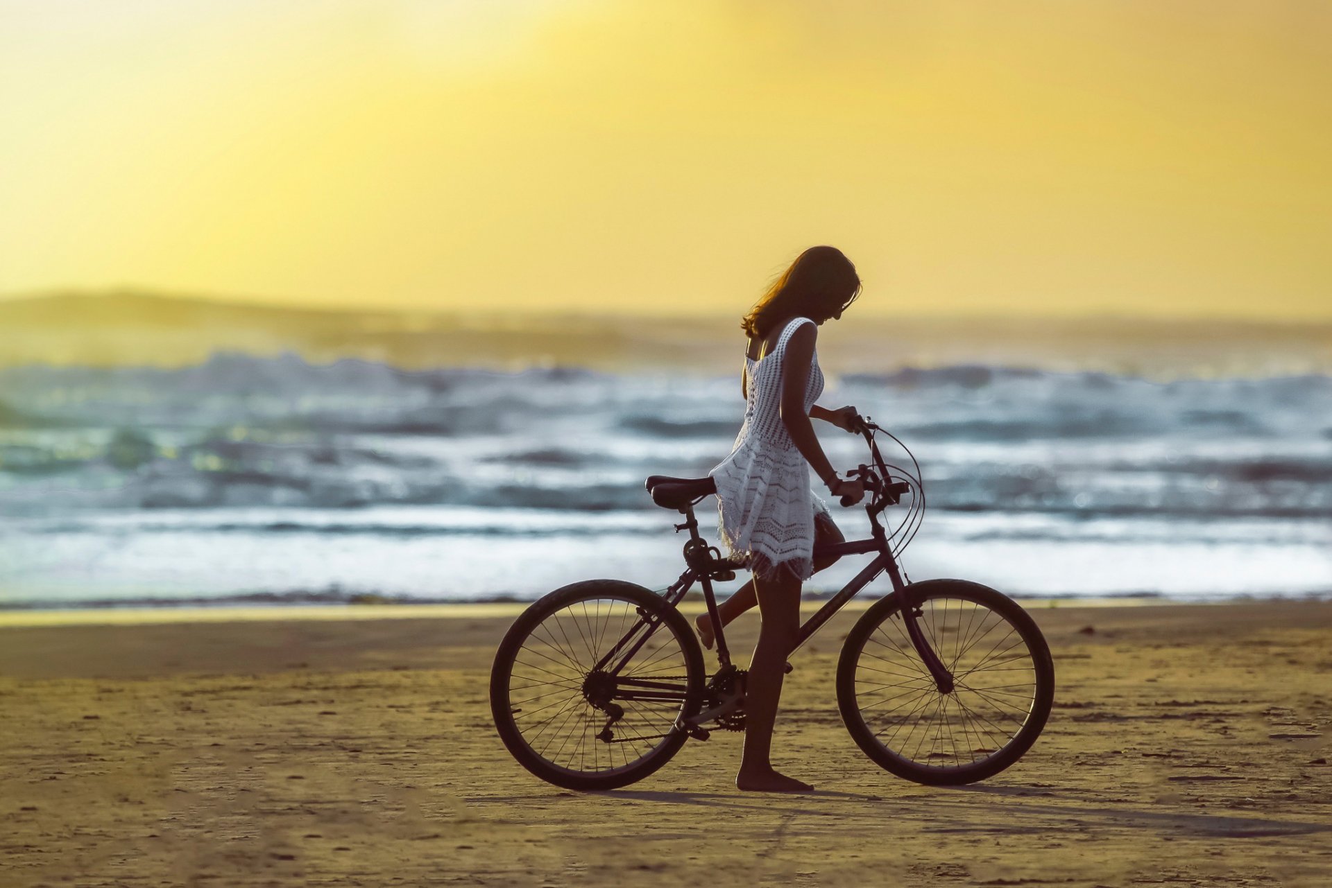 plage fille vélo