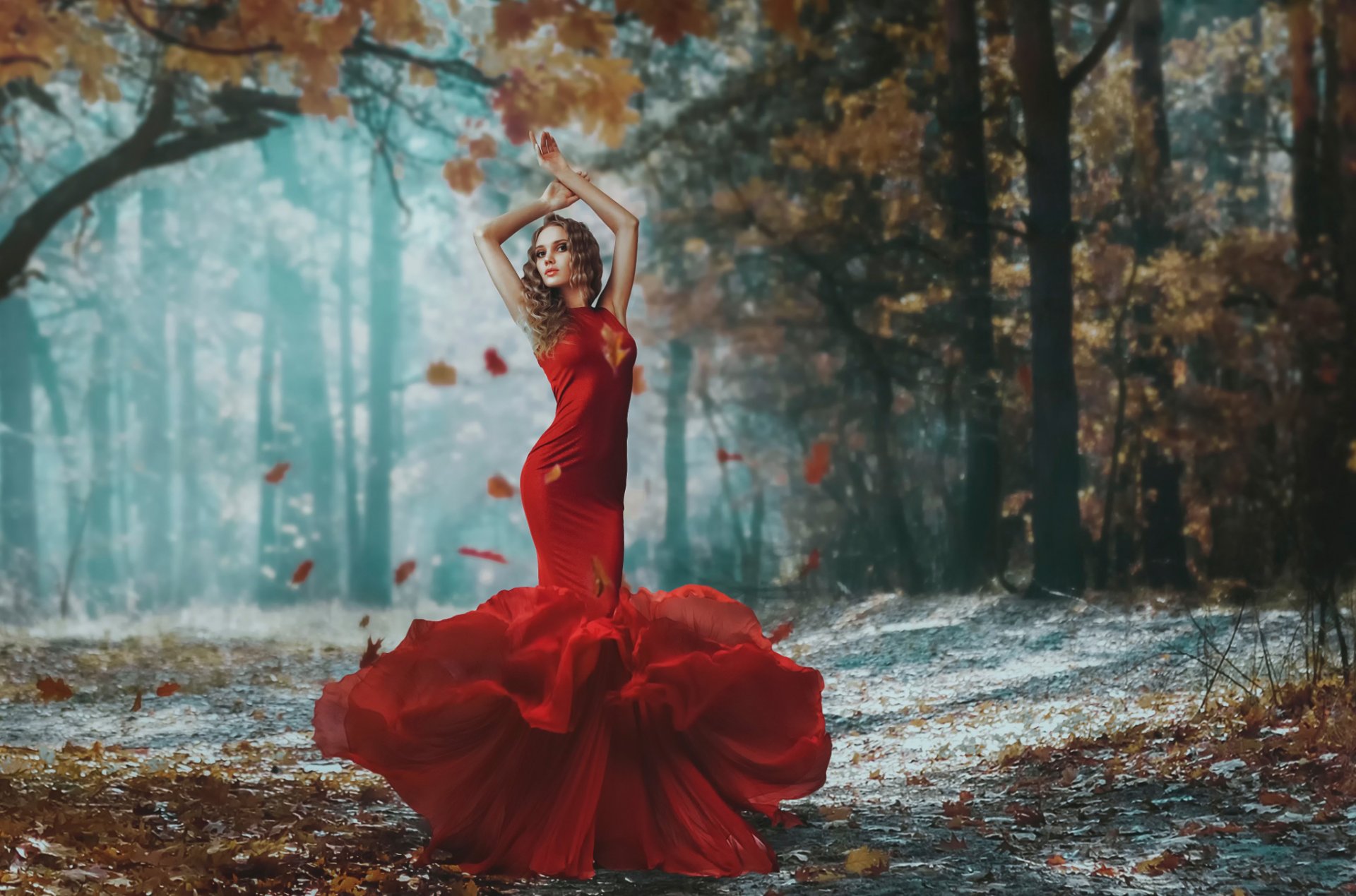 daria chacheva bosque de otoño chica en rojo vestido figura caída de la hoja