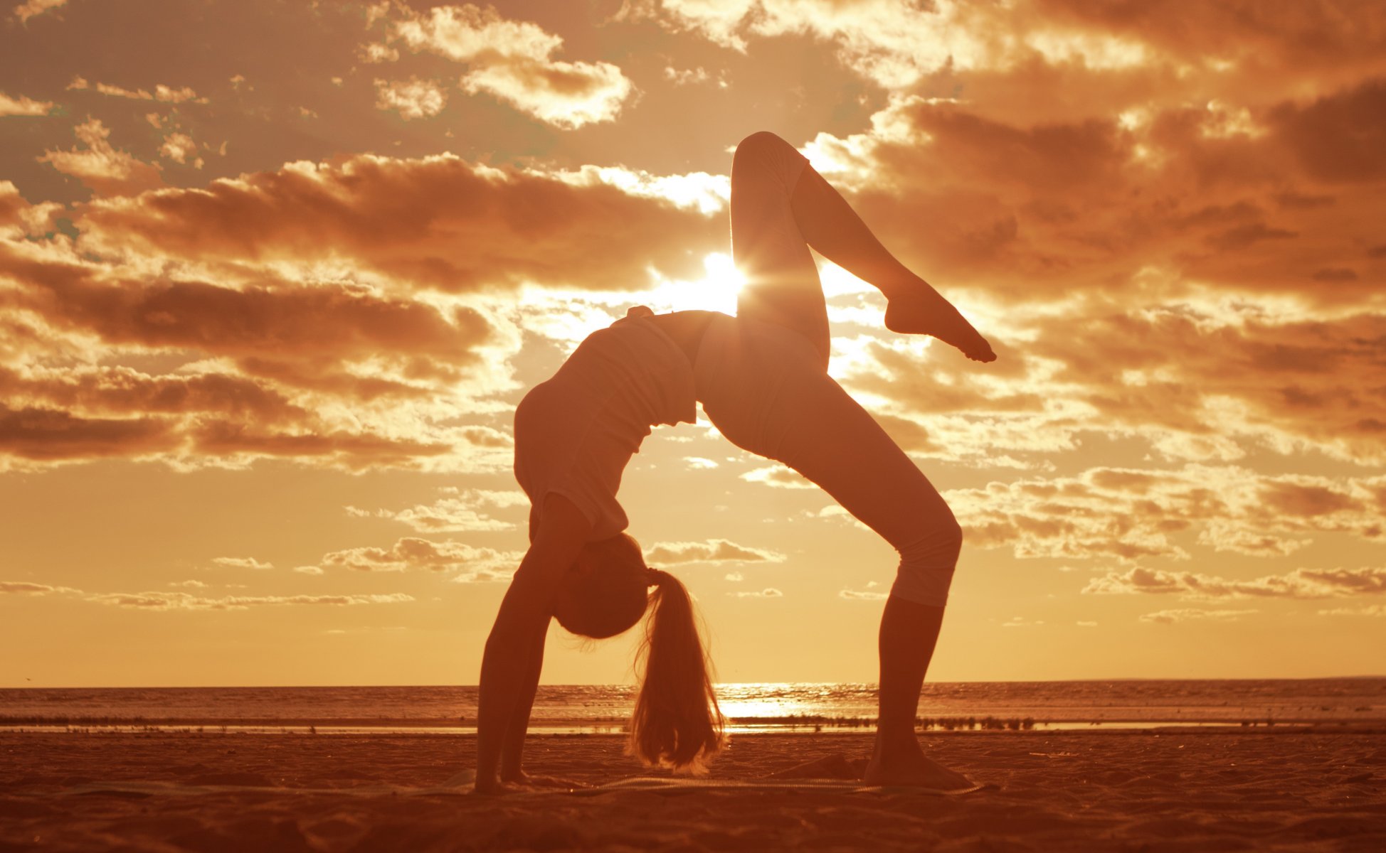 une fille aux cheveux longs. mer sable plage nuages soleil tapis gymnastique