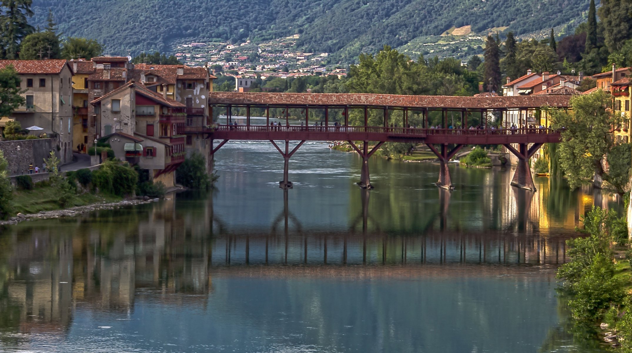 ponte di legno sul fiume brenta città di bassano del grappa italia