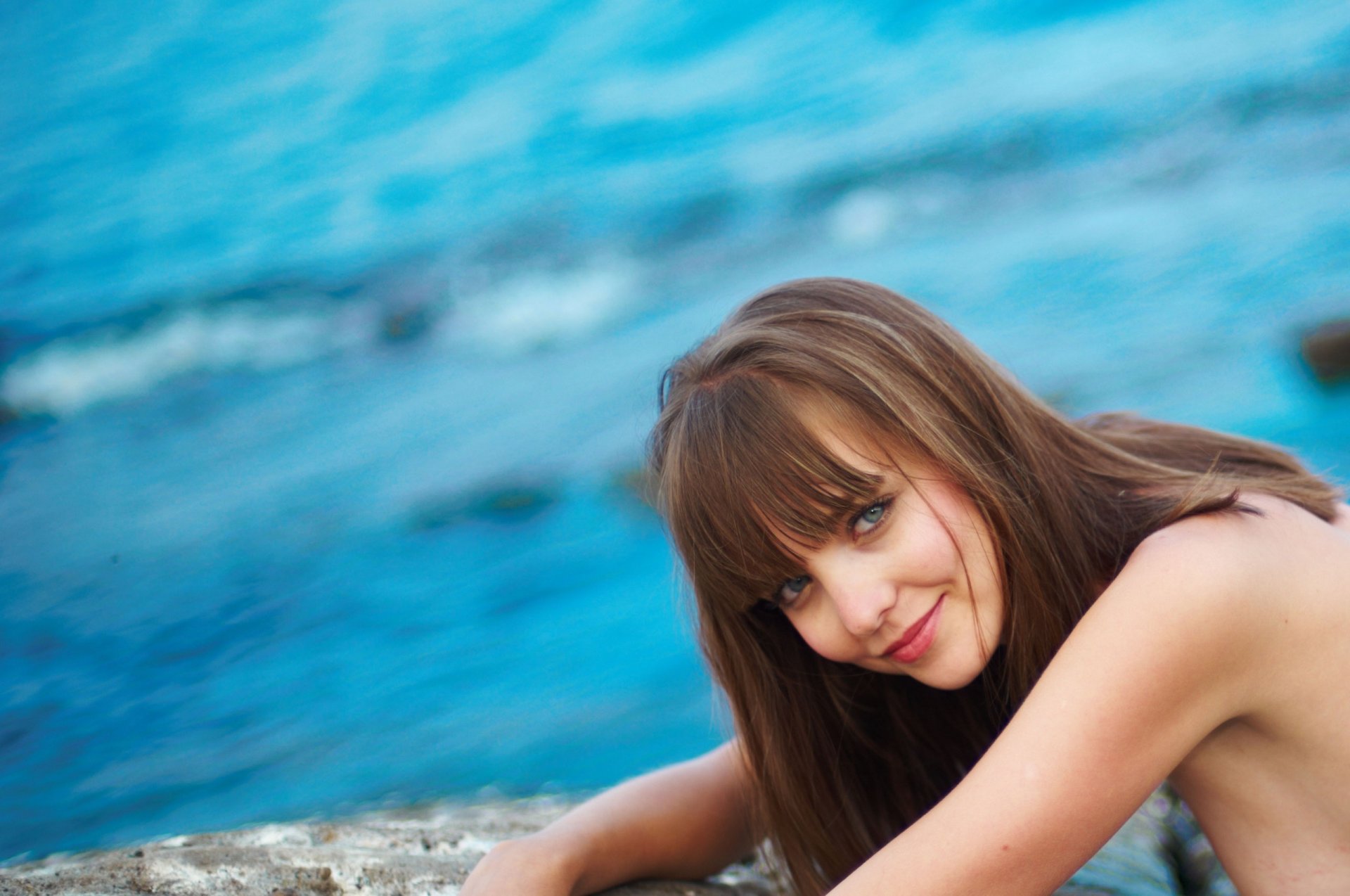 fille brune vue sourire mer