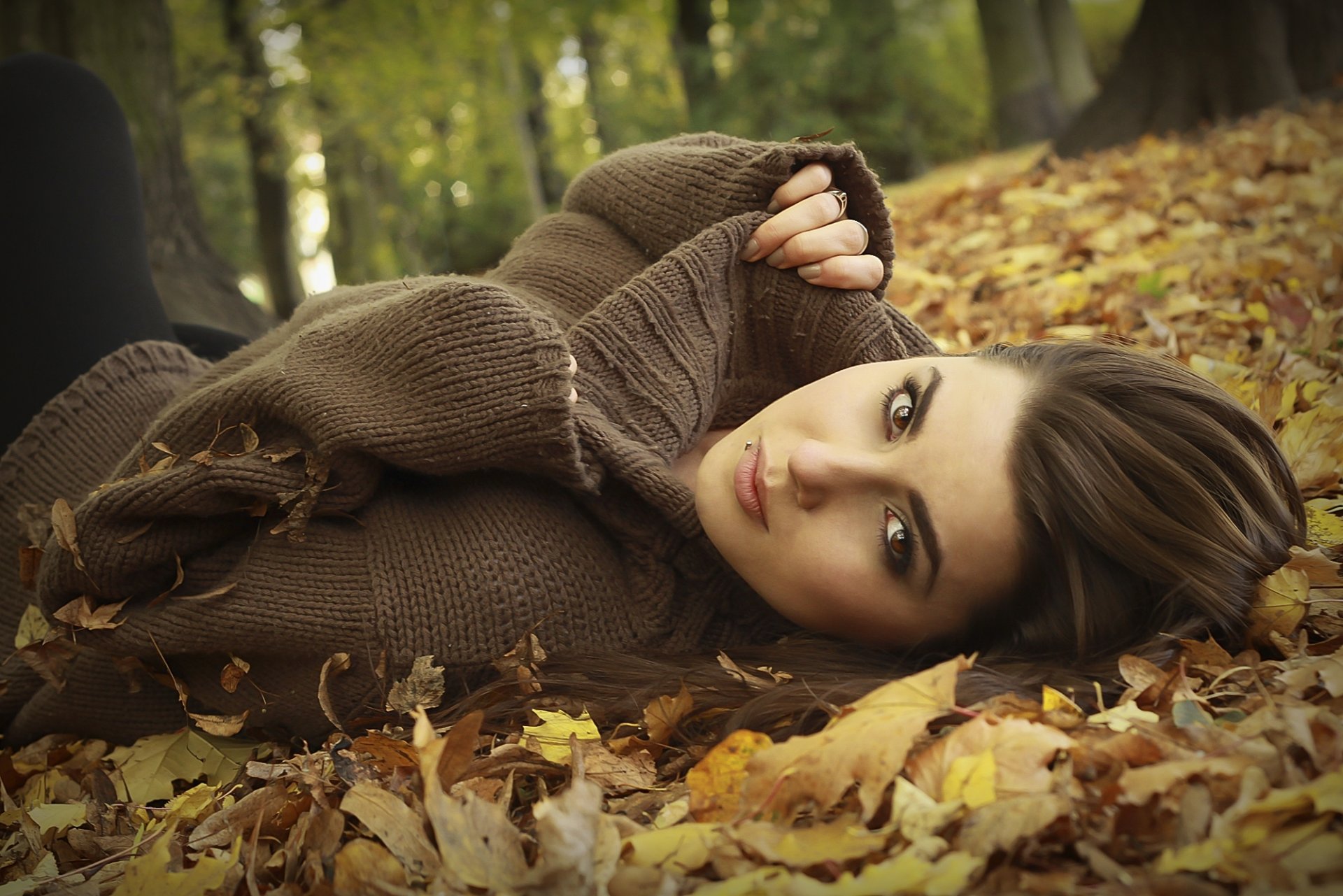 girl model face brown eyes view hair is leaves autumn tree