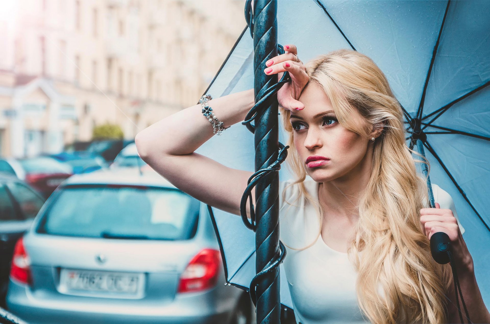 ville fille portrait voiture tristesse parapluie