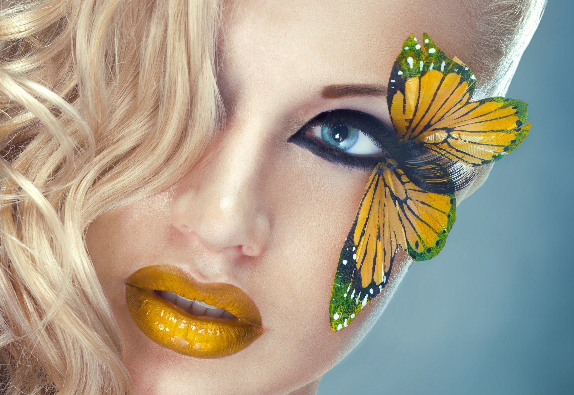 chica modelo cara maquillaje labios amarillo ojos mirada pestañas mariposa pelo rubia