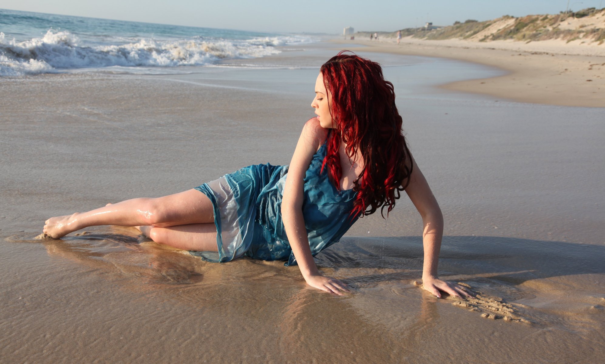 mädchen rote haare pose profil sand strand meer wellen