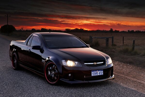 Impresionante camioneta Chevrolet al atardecer