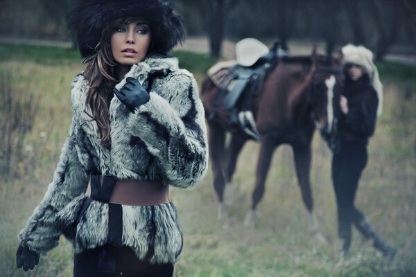 Fille avec un cheval en vêtements d hiver