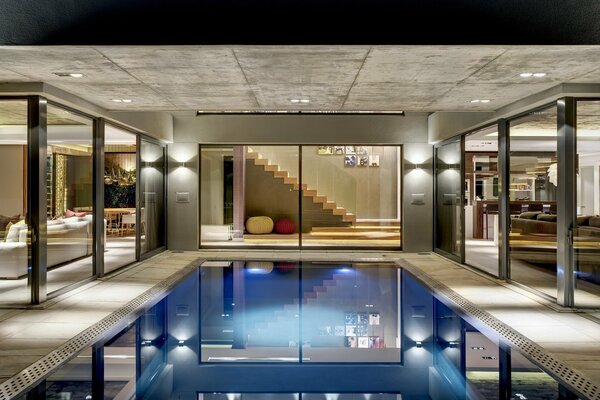 Interior de la piscina en una casa de campo