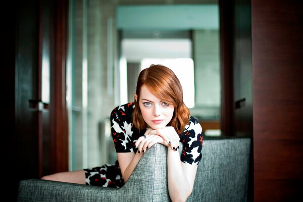 Emma Stone posando en el estudio en el Sofá