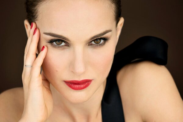 Natalie Portman con lápiz labial rojo