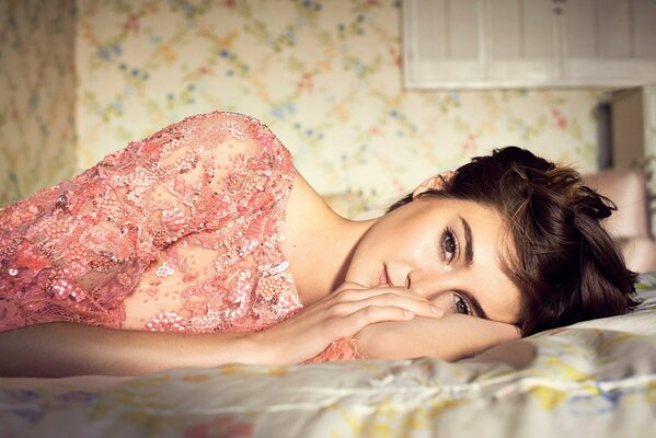 Shailene woodley liegt auf dem Bett