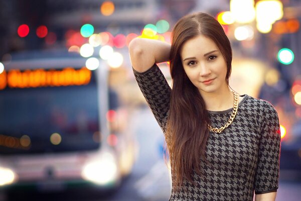 Fille avec de longs cheveux et de beaux yeux