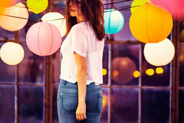 Ragazza con palline colorate al servizio fotografico