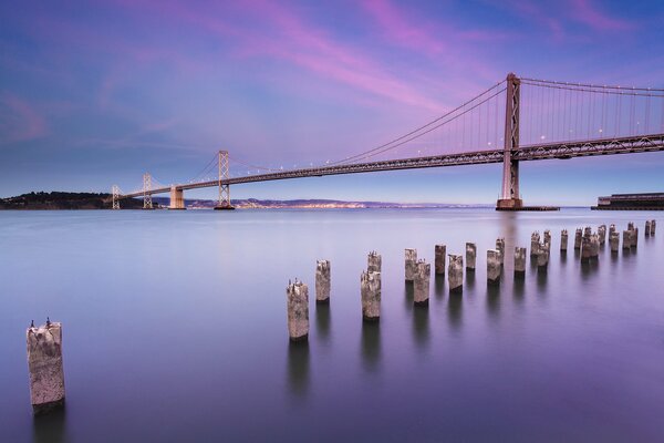 Gran puente sobre el río