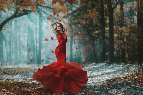 Ragazza nella foresta d autunno sullo sfondo della caduta delle foglie