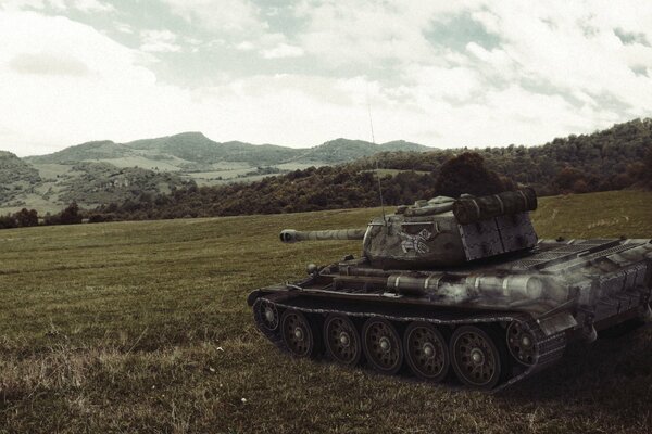 Vue du réservoir t - 44 sur fond de terrain et de collines