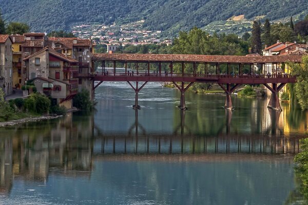 Vista del puente de madera sobre el río