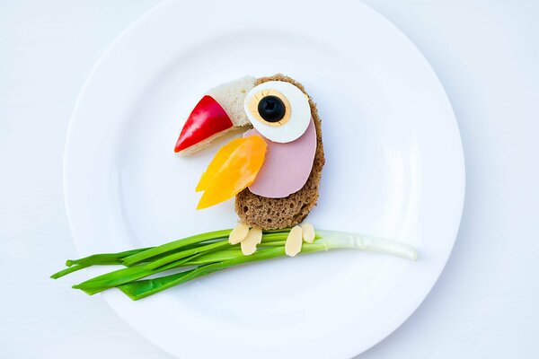 Kinderfrühstück aus Ei und Brot im Sinne eines Vogels