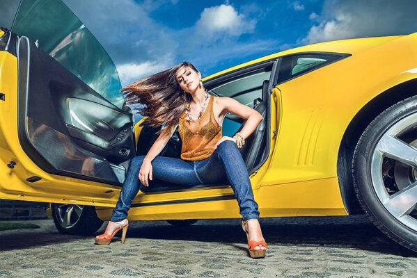 Ragazza sulla Chevrolet Camaro gialla