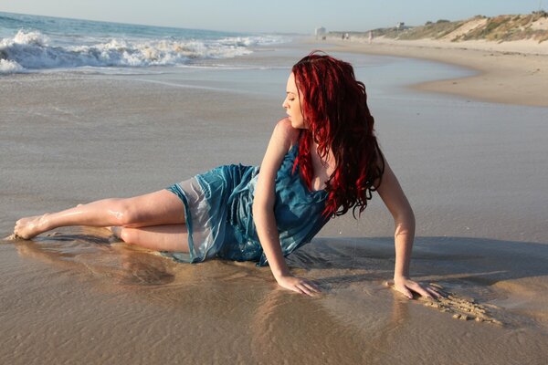 Bella ragazza dai Capelli rossi sulla spiaggia