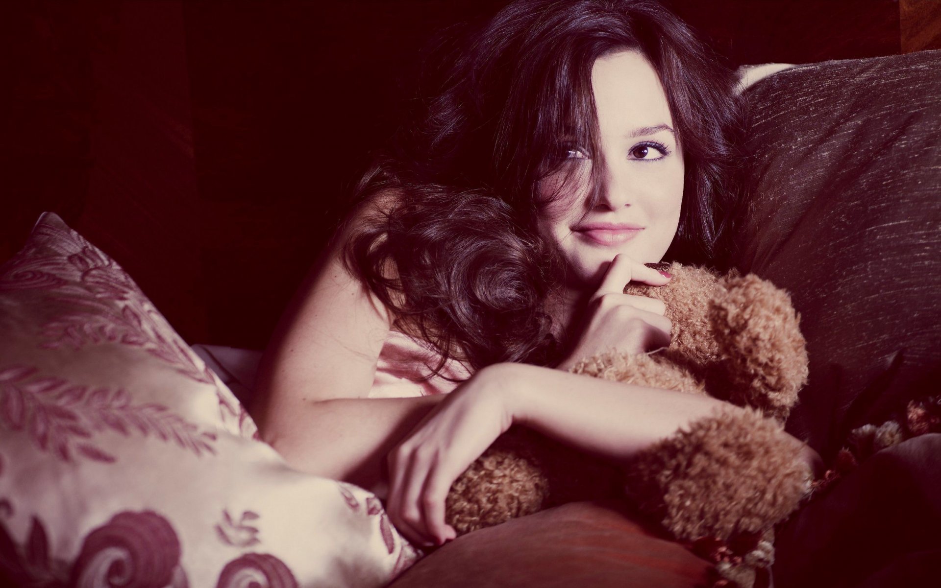 leighton mister fille actrice sourire regard ours en peluche ours