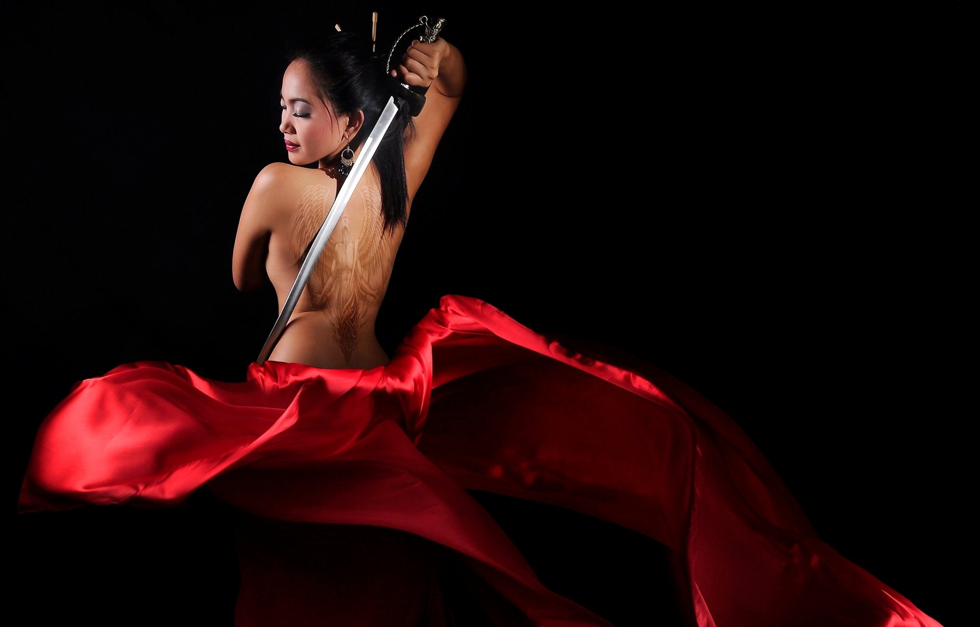 fille brunette asiatique épée robe rouge