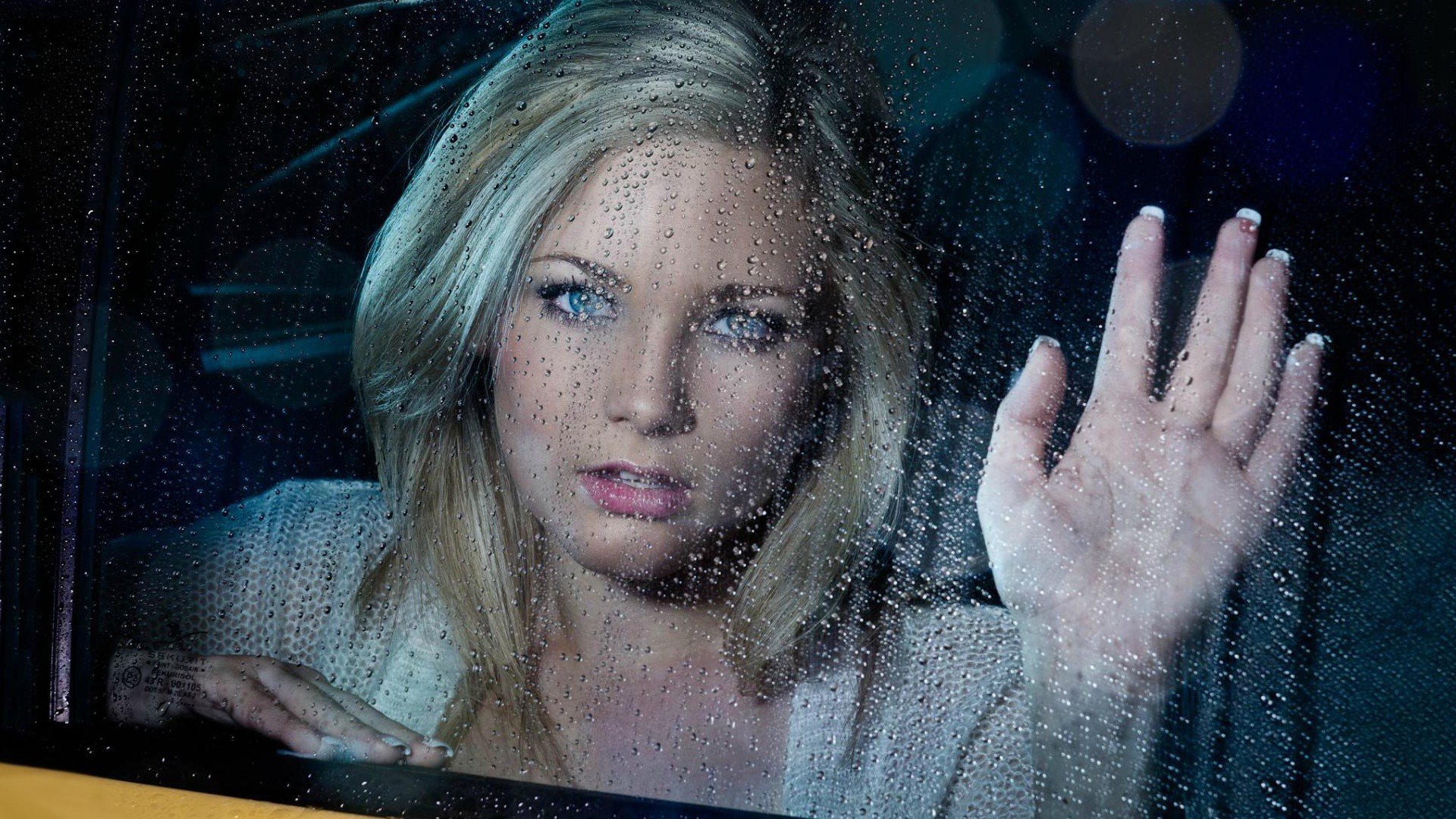 fille blonde pluie gouttes fenêtre voiture main paume