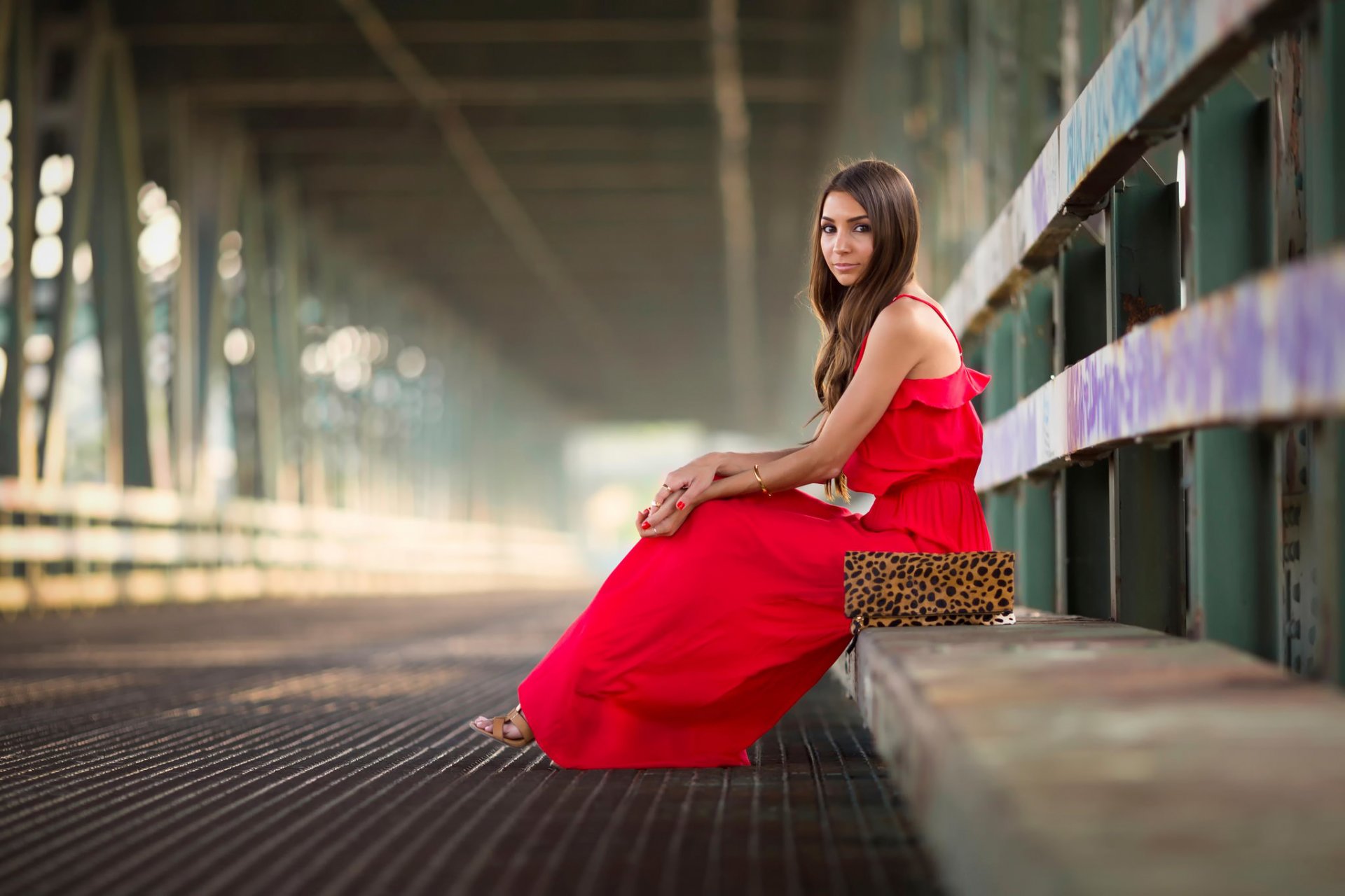 rotes kleid in rot modefoto