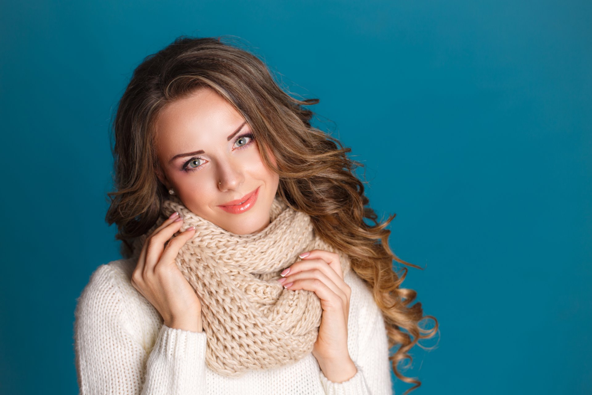 chica mirada pelo rizos ojos verdes labios cara manos chaqueta bufanda tejido fondo