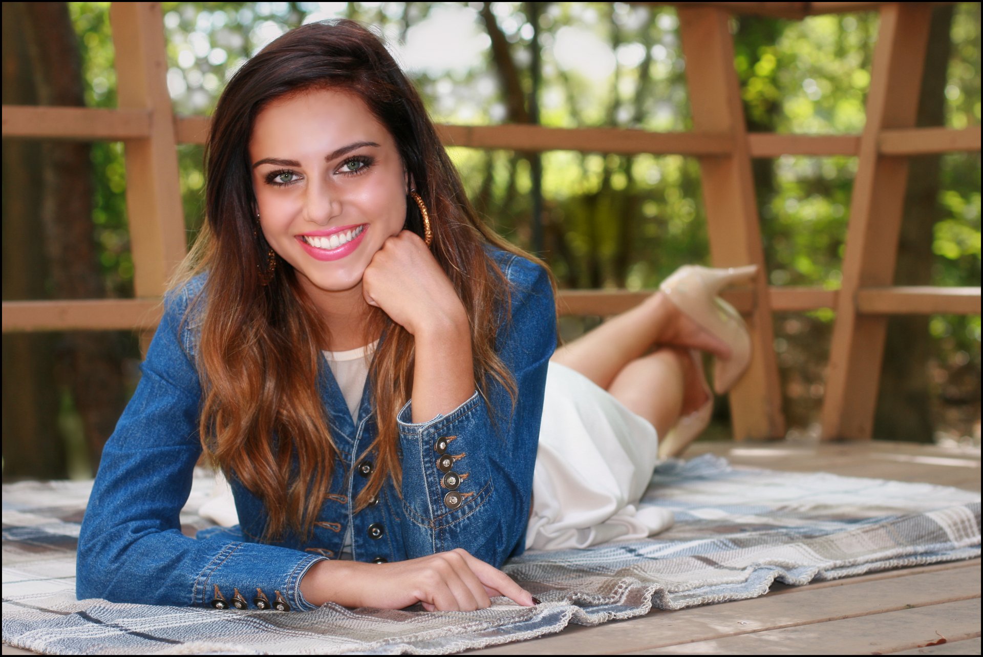 fille beauté visage regard lèvres sourire cheveux veste fond