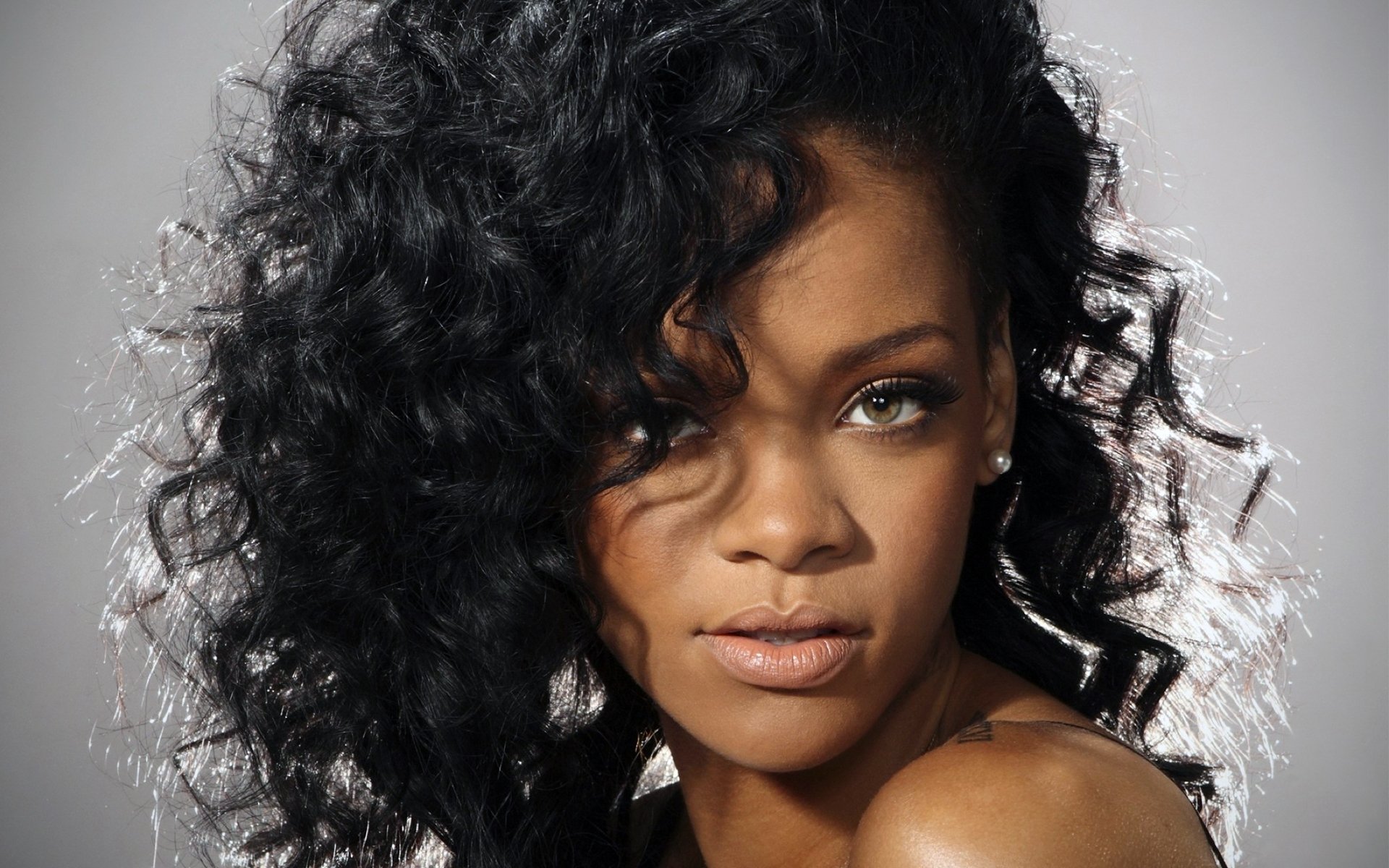 rihanna chanteur boucles cheveux yeux look fond