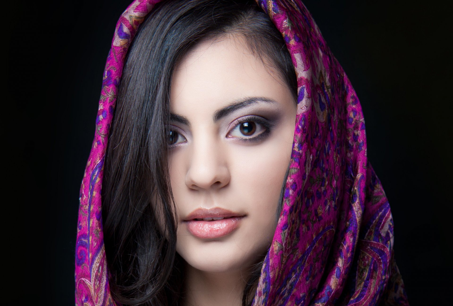 fille indienne belle yeux bruns regard visage lèvres cheveux foulard fond noir