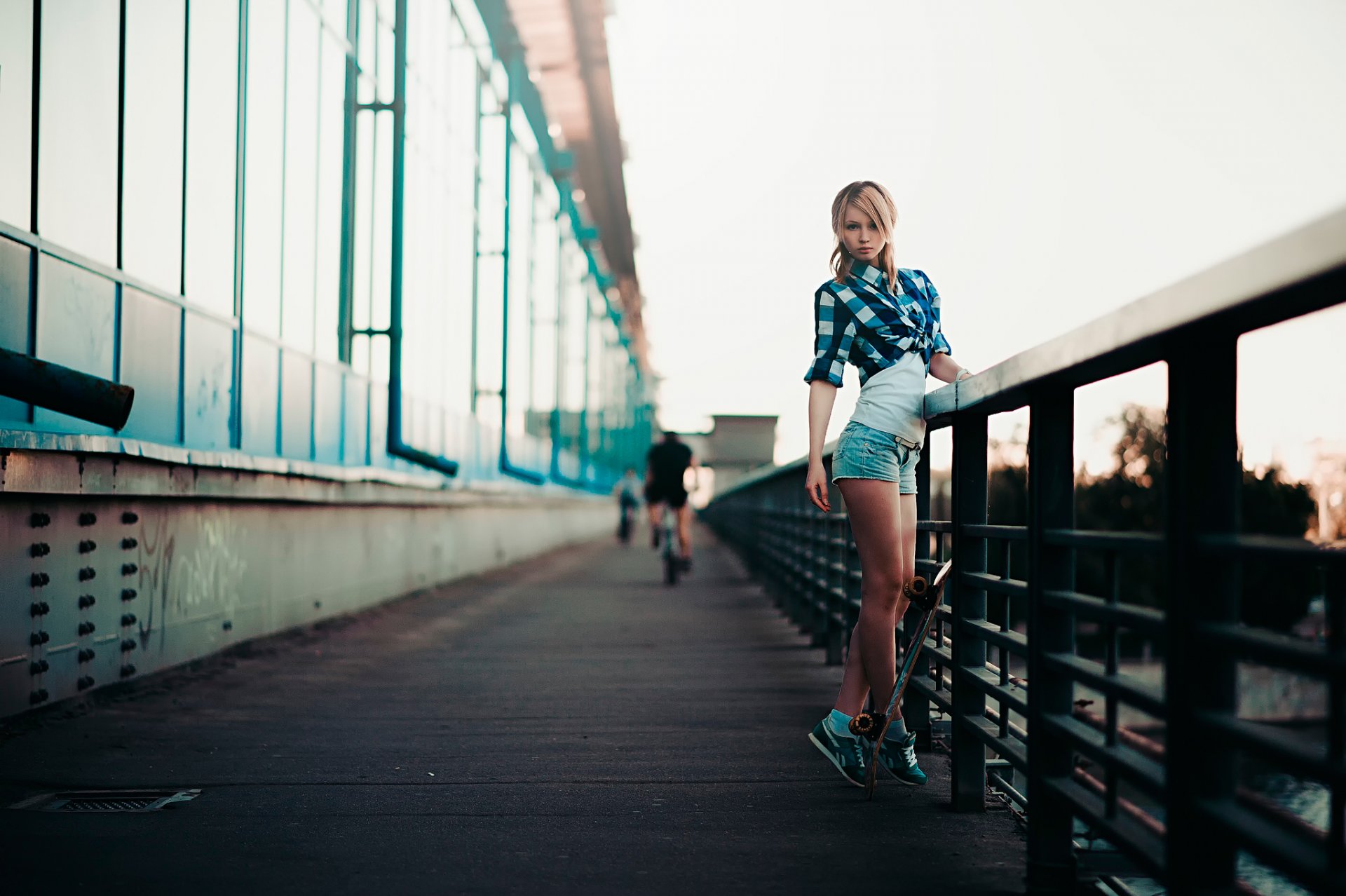 sur le pont fille skate athlète ville