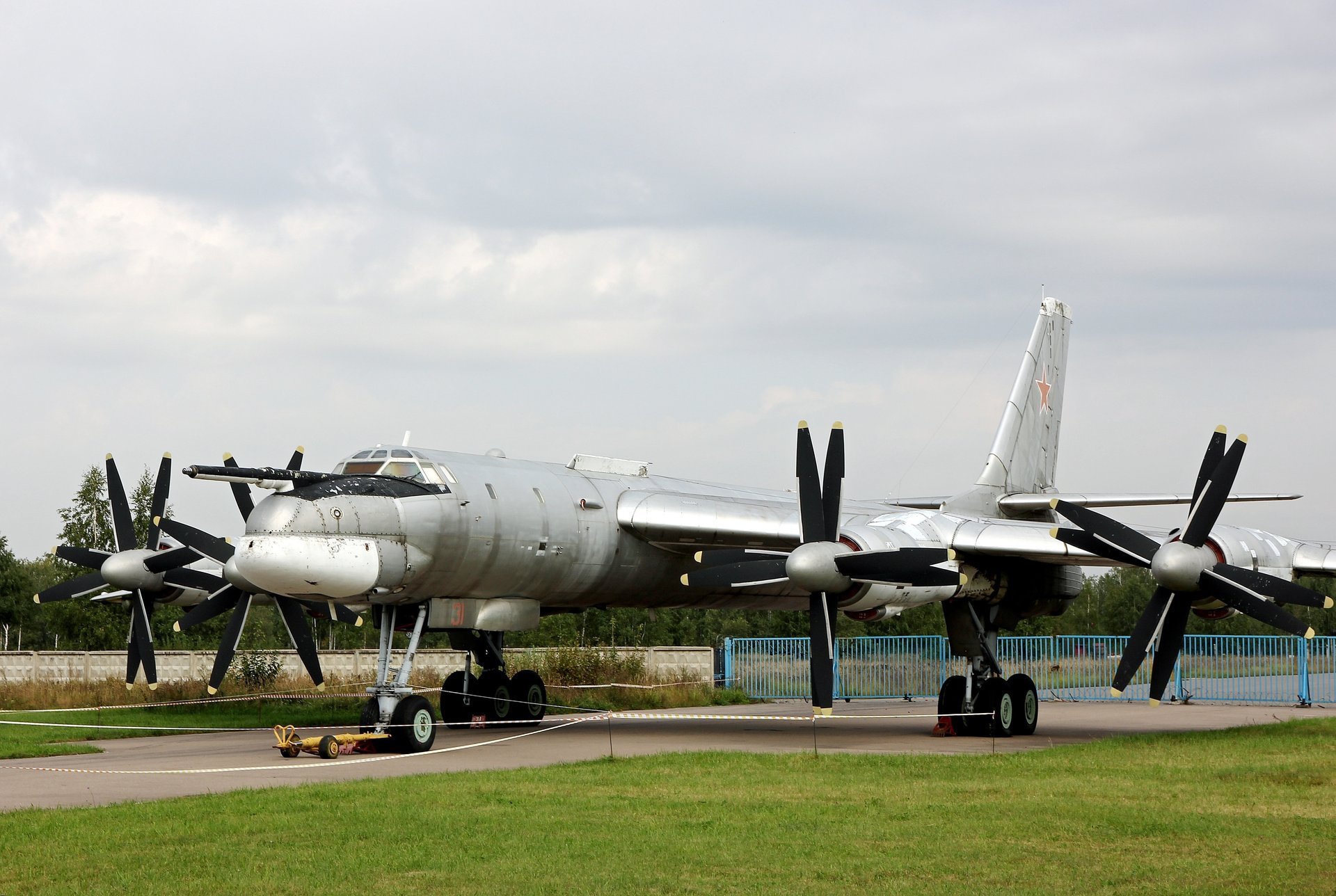 das zentrale museum der luftwaffe der bär tu-95ms