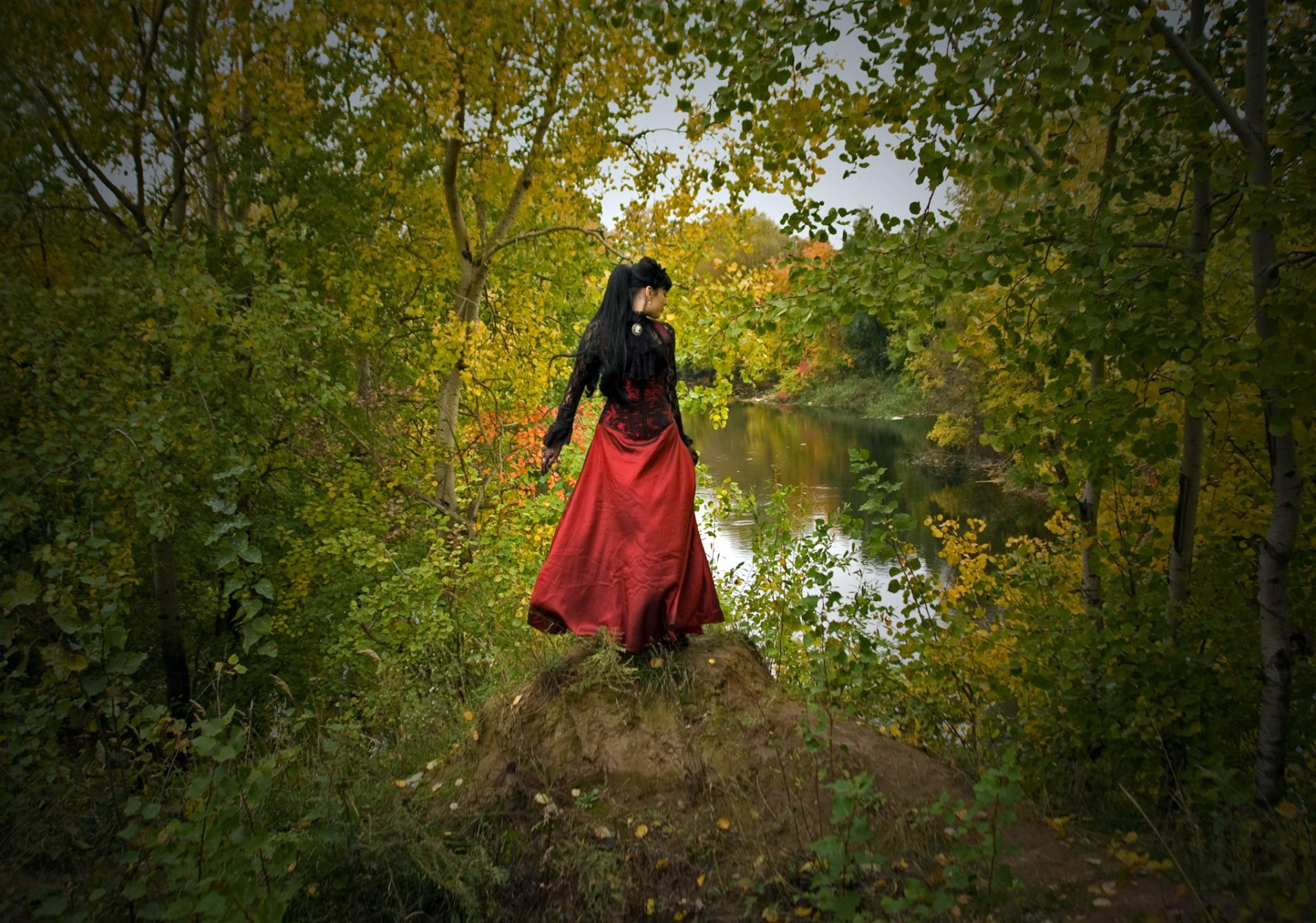 brunetka sukienka gorset rękawy las drzewa jezioro natura wzgórze zieleń liście liście