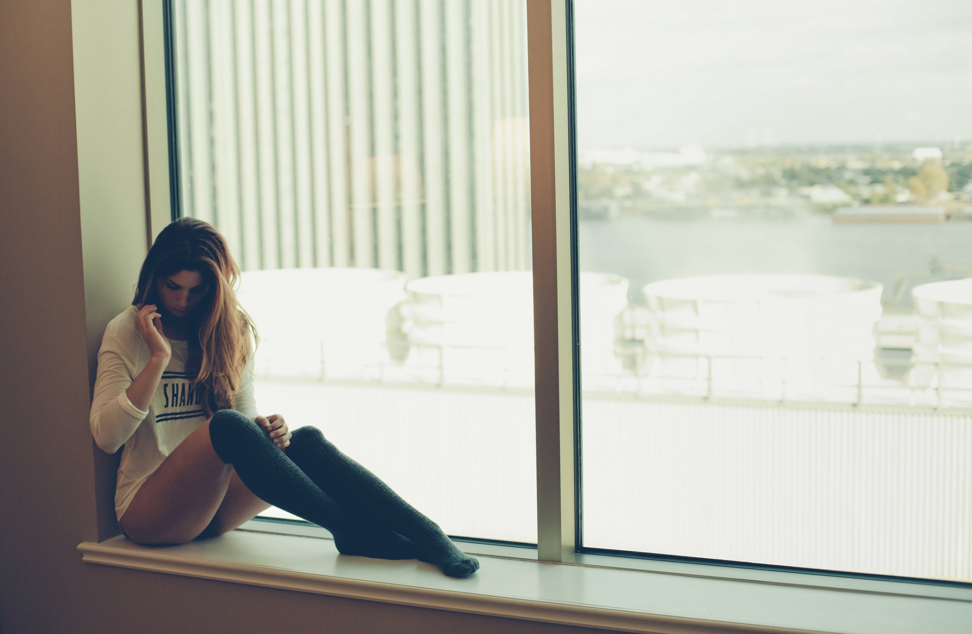 rebecca chica morena ventana alféizar de la ventana ciudad río agua