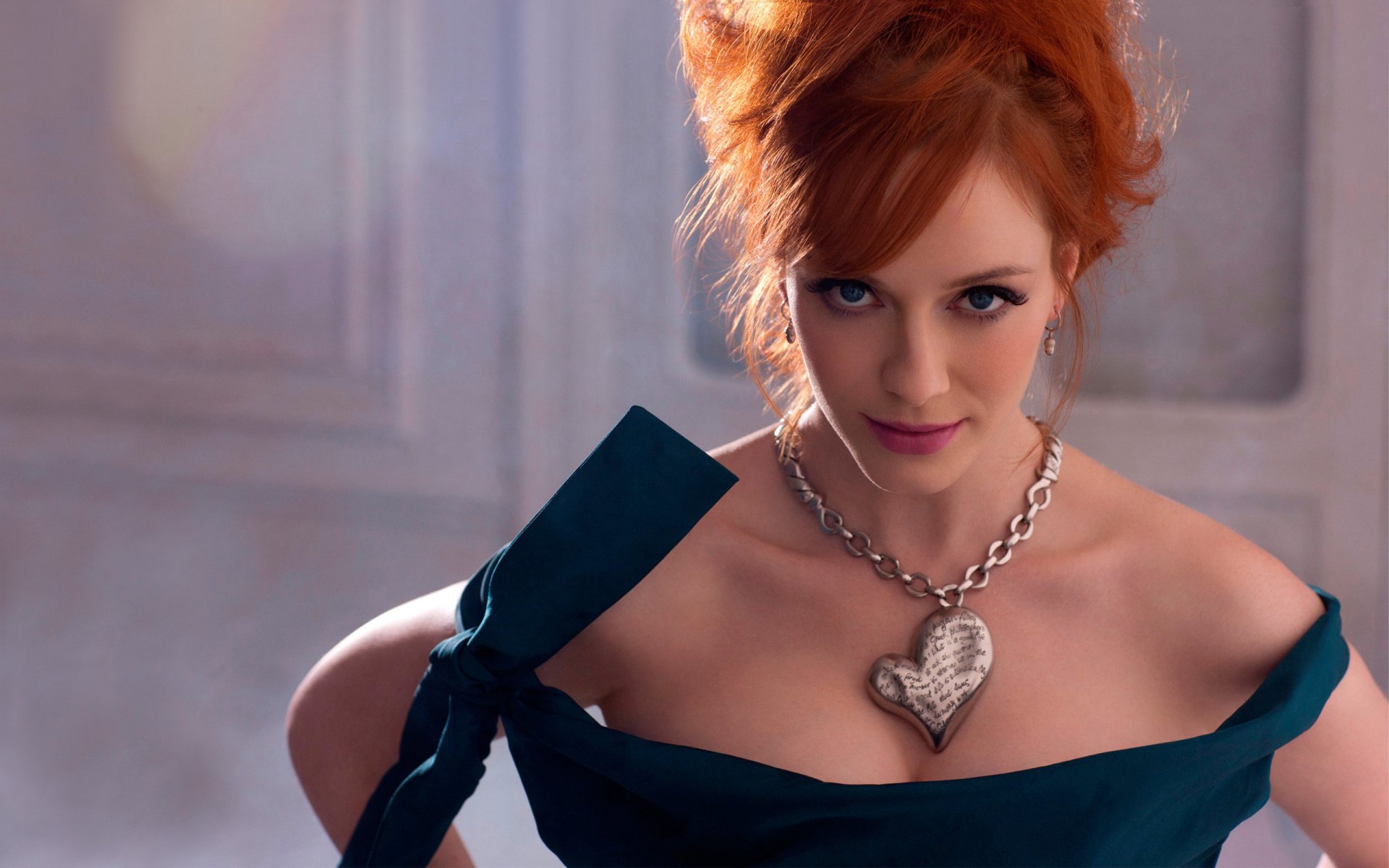 christina hendricks actriz pelirroja cara mirada azul ojos collar sexy elegancia