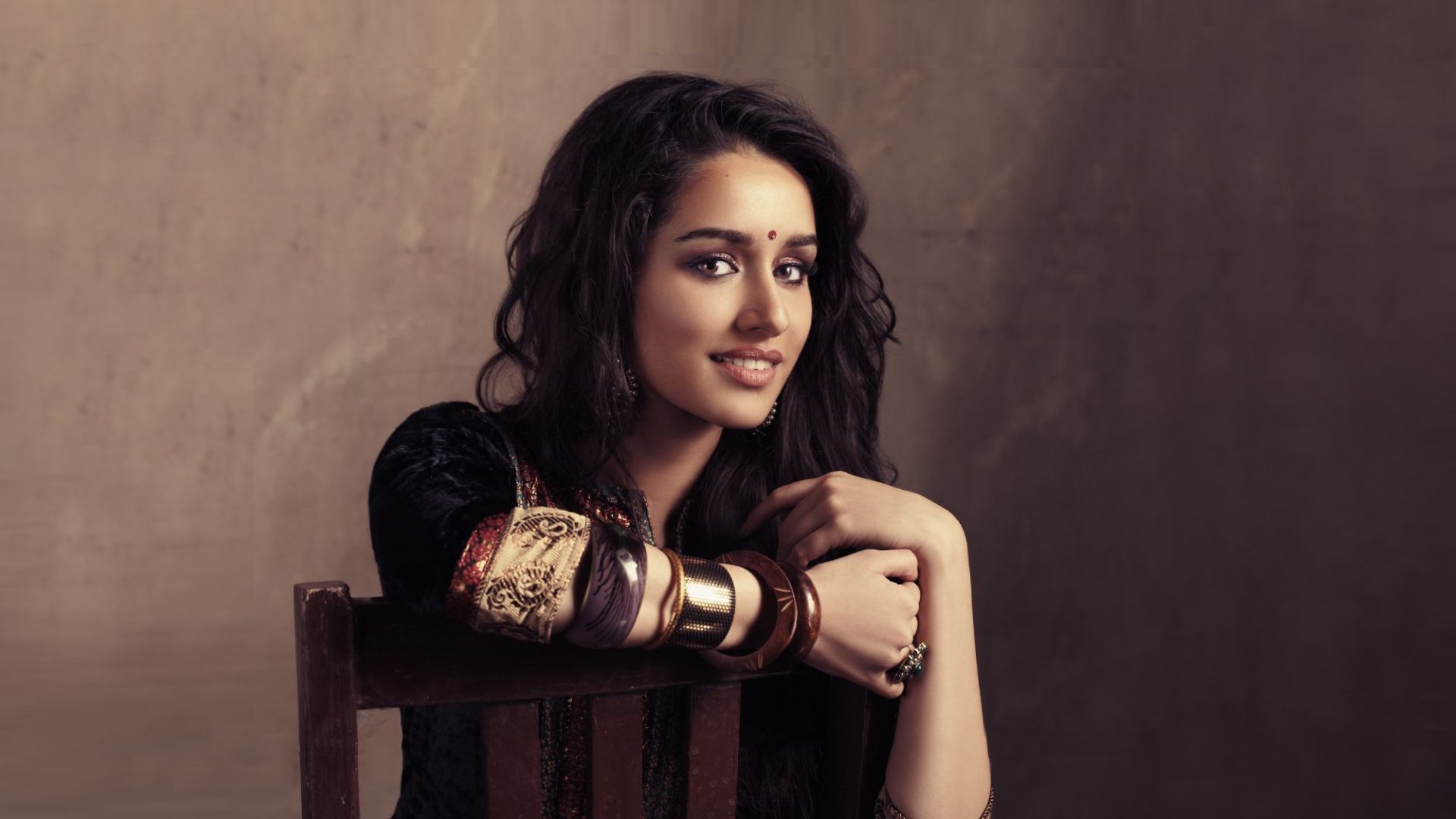 shraddha kapoor bollywood gwiazdy aktorka modelka dziewczyna brunetka ładny piękno seksowny reprezentują twarz usta włosy uśmiech oczy indyjski piękna