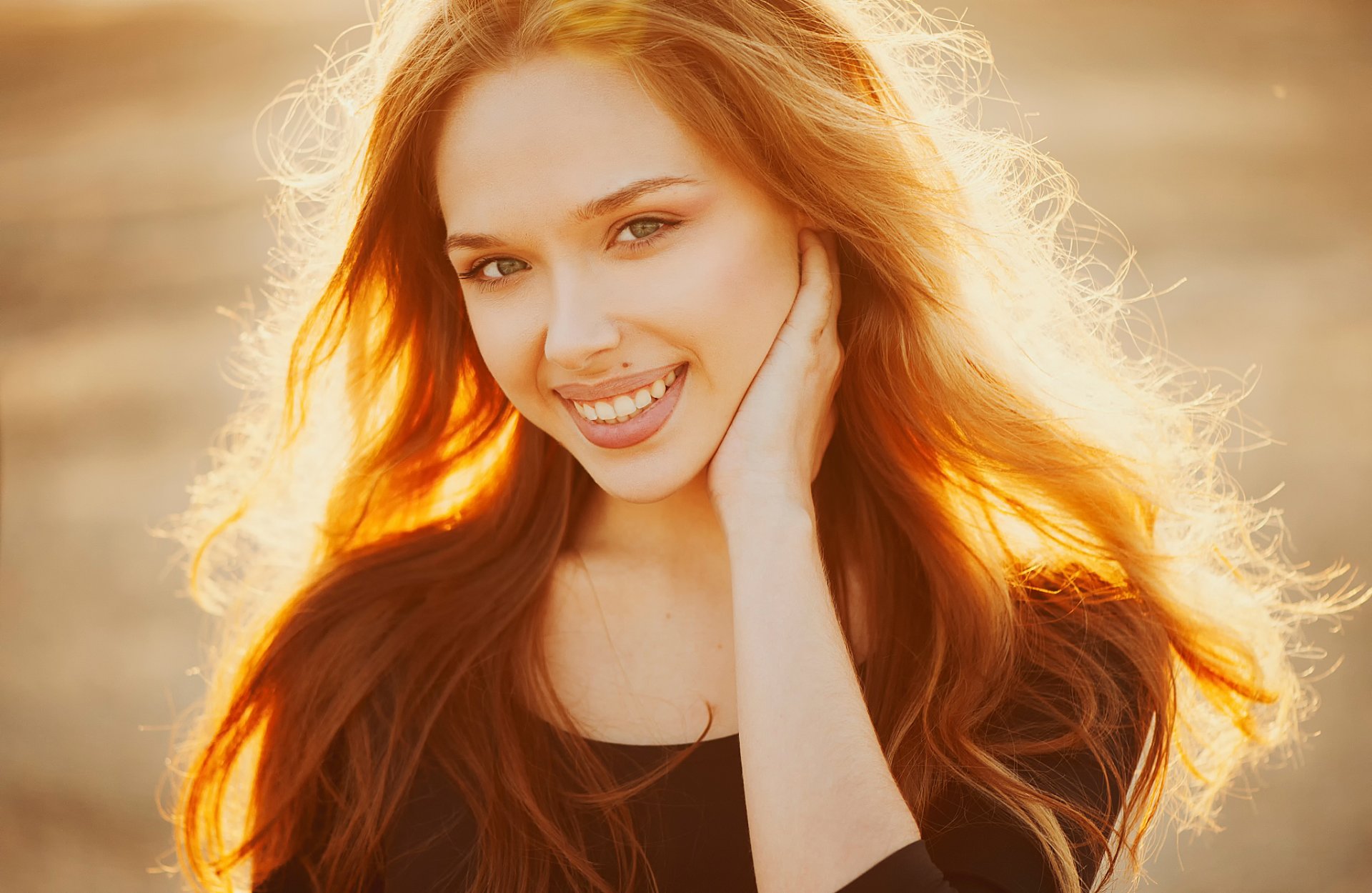 lena goldene locken blick porträt beleuchtung lachen natürliches licht