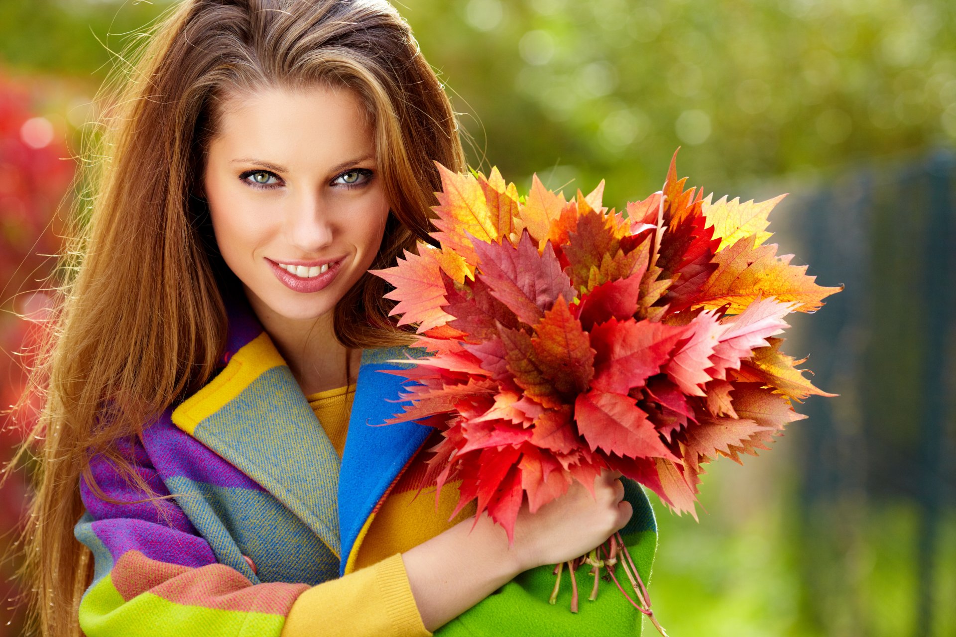 ragazza occhi verdi capelli castani capelli lunghi sorriso cappotto foglie bordeaux autunno