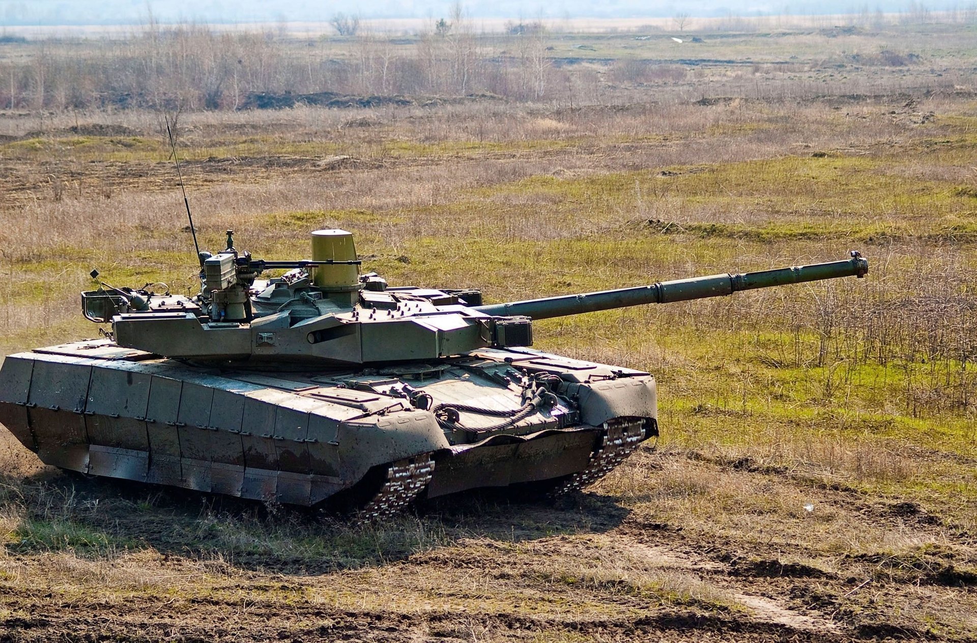 t-80 oplot ukraine tank field